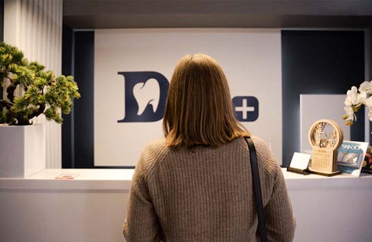 Woman checking in at emergency dentist in St. Augustine